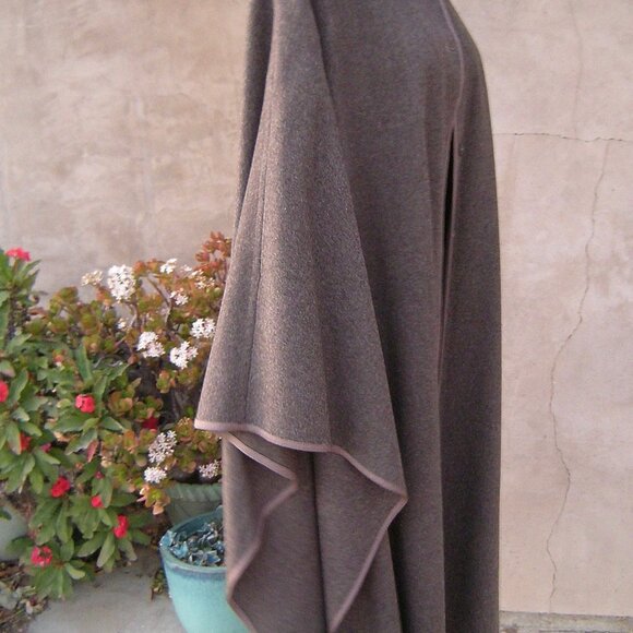 Vintage Jaeger 100% Wool Taupe/Gray Cape With Buttons and Collar - Picture 2 of 7